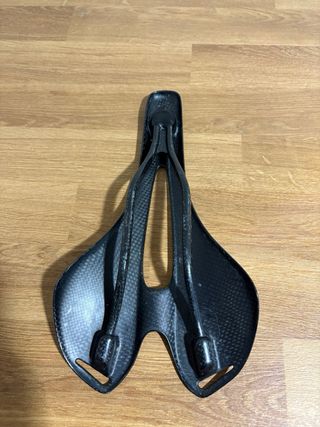 Sillín de carretera negro y rojo