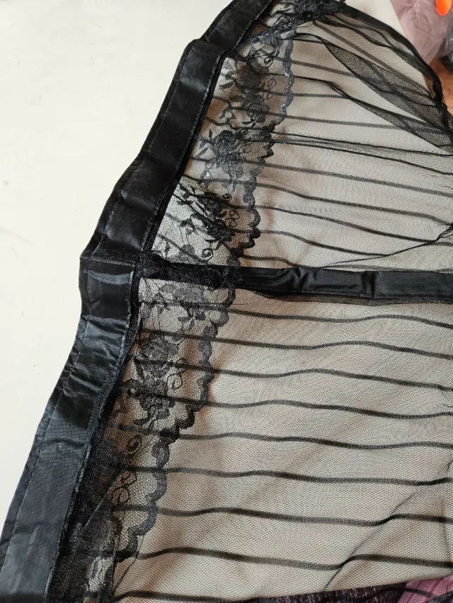 Cortina mosquitera negra con encaje