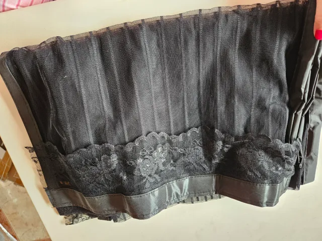 Cortina mosquitera negra con encaje