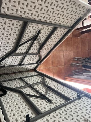 Mesa plegable blanca de plástico está sin usar