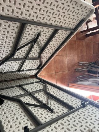 Mesa plegable blanca de plástico está sin usar