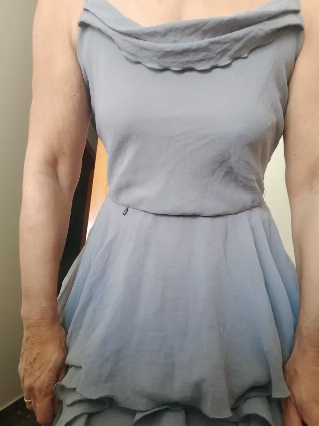Vestido gris con volantes