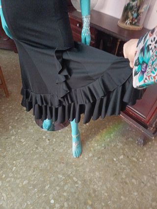 Falda flamenca negra alta o baja.