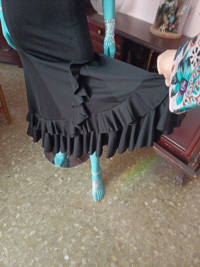 Falda flamenca negra alta o baja.
