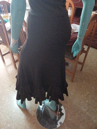 Falda flamenca negra alta o baja.