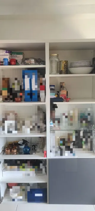 Mueble de salón modular gris, blanco y rojo