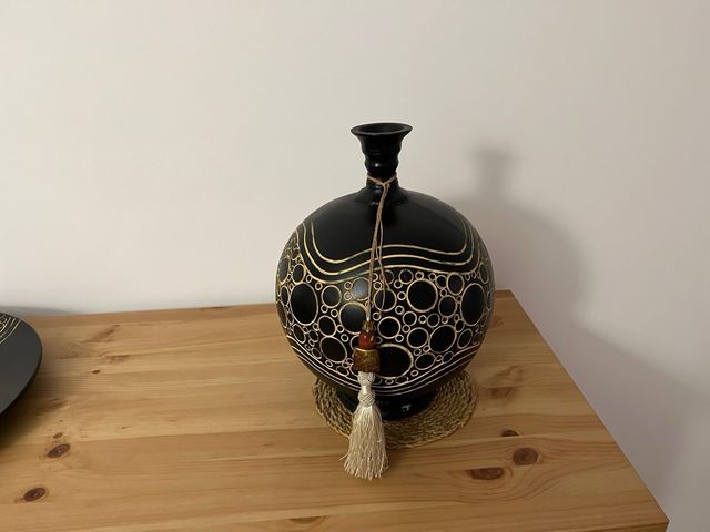 Jarrón de cerámica negro con detalles dorados