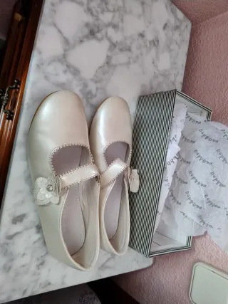Zapatos de niña blancos con flor