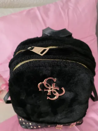 Mochila Guess Peluche y Polipiel Negra Dorada