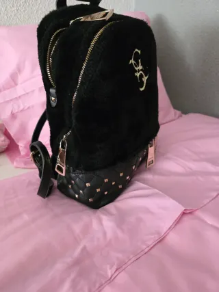Mochila Guess Peluche y Polipiel Negra Dorada
