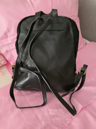 Mochila Guess Peluche y Polipiel Negra Dorada