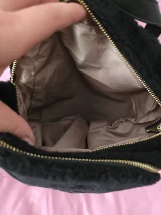 Mochila Guess Peluche y Polipiel Negra Dorada