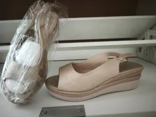 Sandalias Beige y Doradas