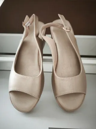 Sandalias Beige y Doradas