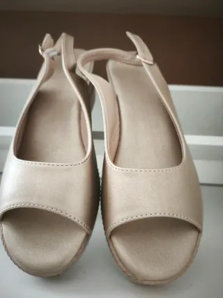 Sandalias Beige y Doradas