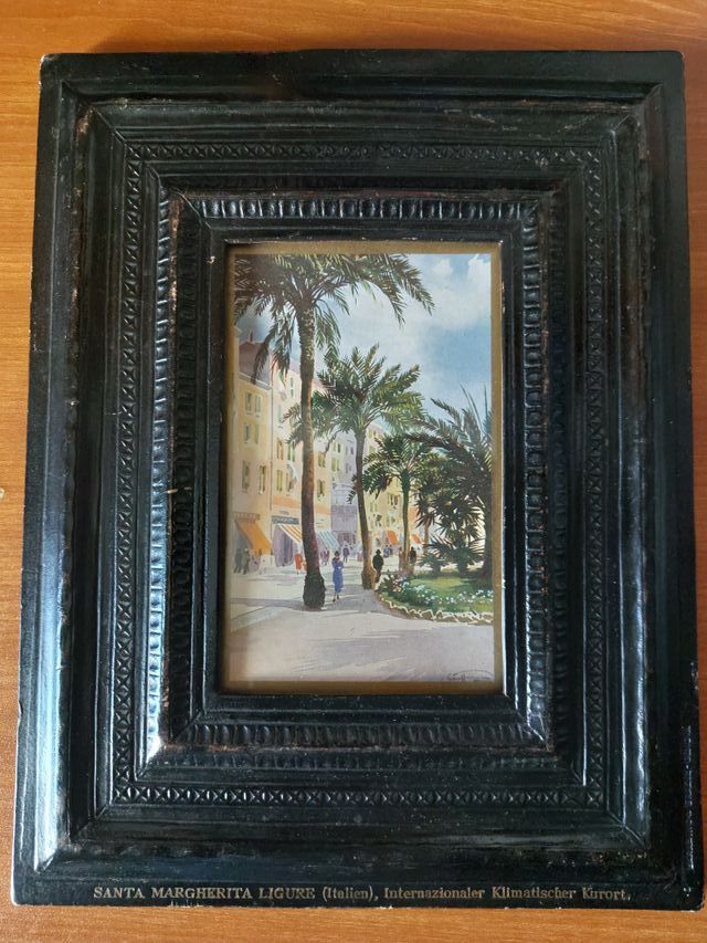 Cuadro de una calle con palmeras y jardin