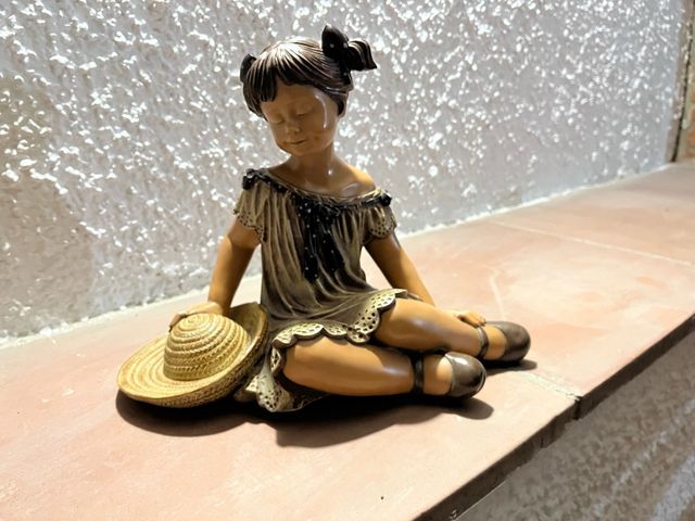 Muñeca de cerámica niña con sombrero