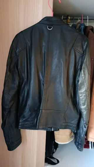 Chaqueta bomber roja y blanca