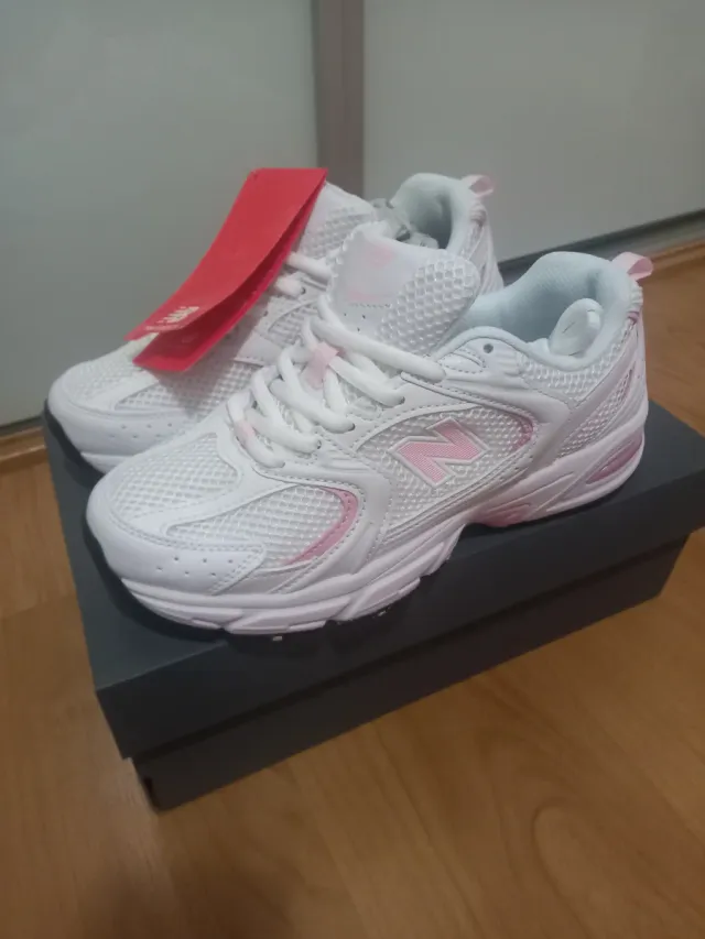 Zapatillas New Balance Mujer Blancas Rosas.