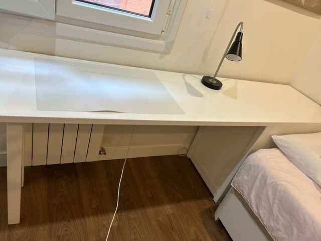 Escritorio blanco con almacenaje