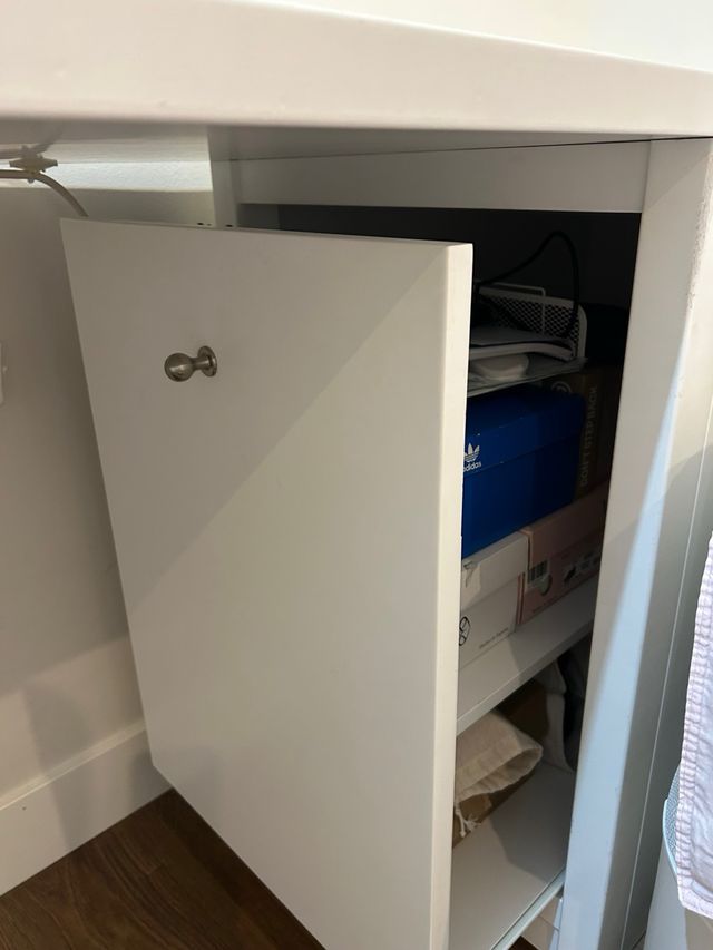 Escritorio blanco con almacenaje