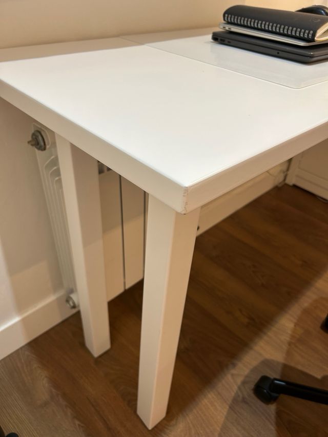 Escritorio blanco con almacenaje