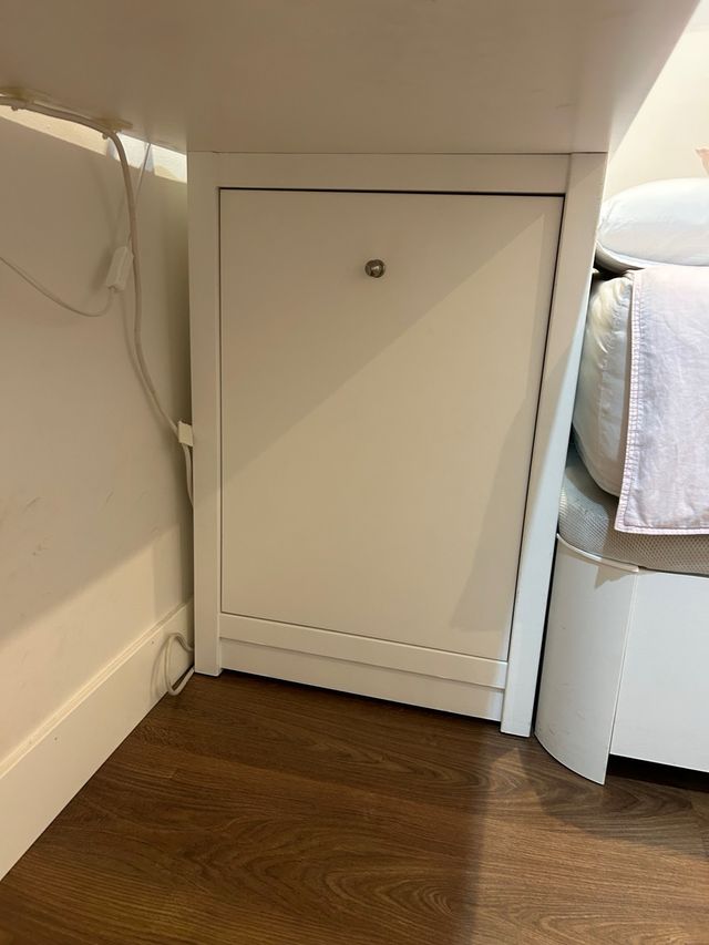 Escritorio blanco con almacenaje