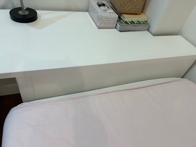 Escritorio blanco con almacenaje