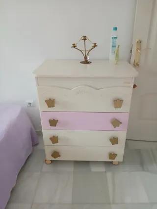 Cuna bebé con detalles princesa y armarito