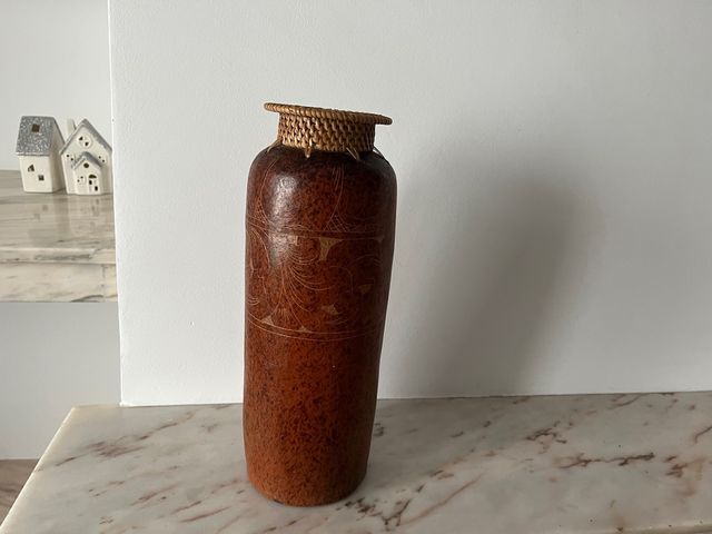 Jarrón marrón con detalles tallados