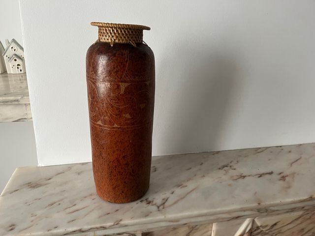 Jarrón marrón con detalles tallados