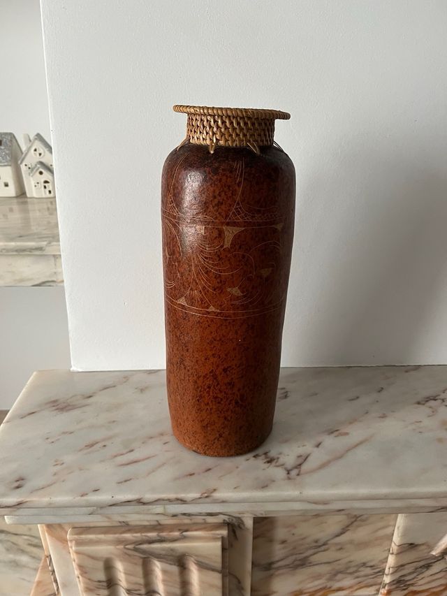 Jarrón marrón con detalles tallados