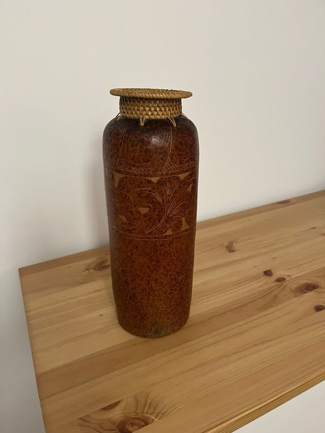 Jarrón marrón con detalles tallados