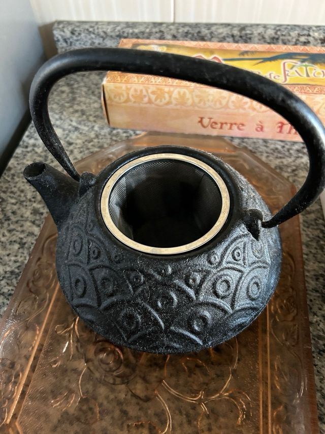 Tetera de hierro, vasos de colores y base cristal