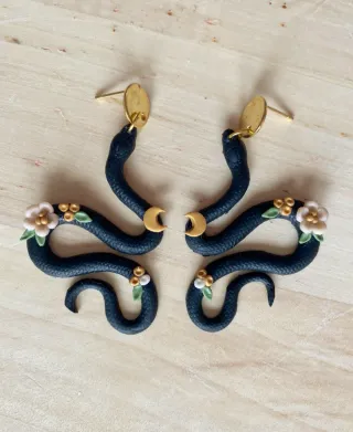 Pendientes serpiente negros y dorados