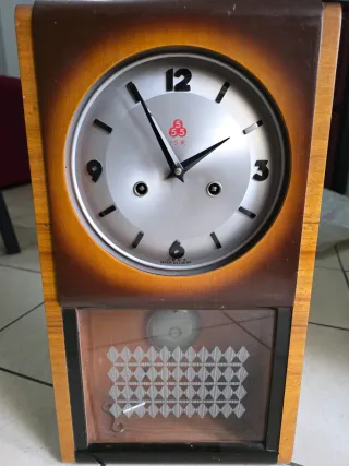 Orologio a pendolo in legno e metallo