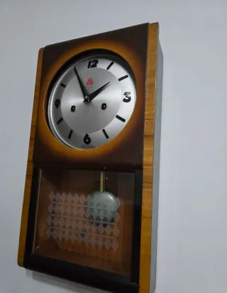 Orologio a pendolo in legno e metallo