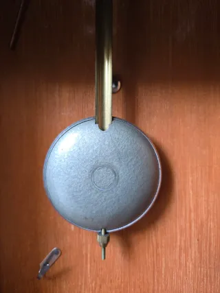 Orologio a pendolo in legno e metallo