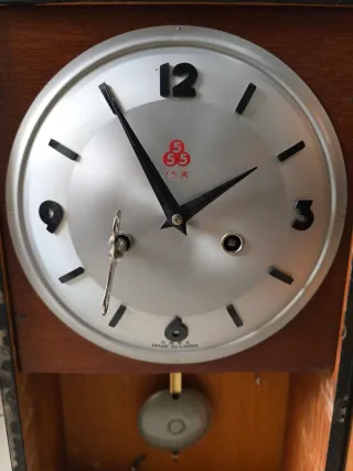 Orologio a pendolo in legno e metallo