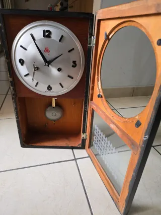 Orologio a pendolo in legno e metallo