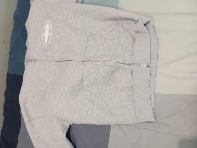 Sudadera Corteiz gris con cremallera y capucha