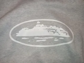 Sudadera Corteiz gris con cremallera y capucha