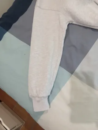 Sudadera Corteiz gris con cremallera y capucha