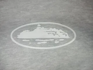 Sudadera Corteiz gris con cremallera y capucha