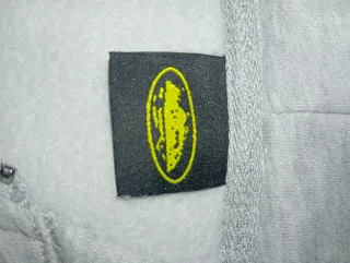 Sudadera Corteiz gris con cremallera y capucha