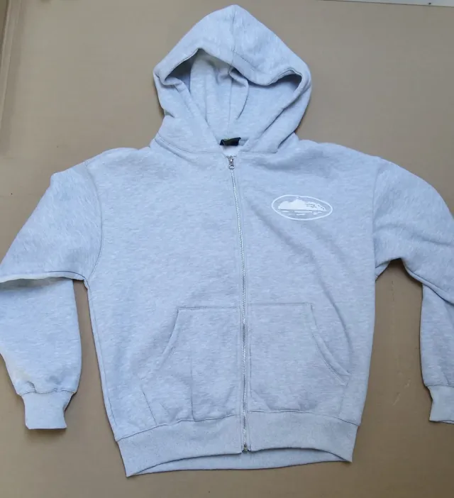 Sudadera Corteiz gris con cremallera y capucha