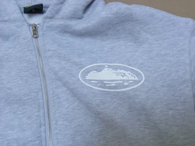 Sudadera Corteiz gris con cremallera y capucha