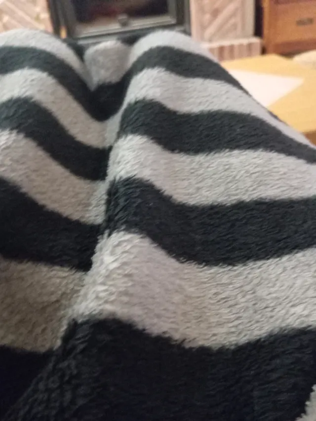 Sudadera Corteiz gris con cremallera y capucha