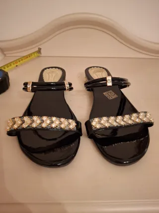 Sandali donna neri con dettagli oro