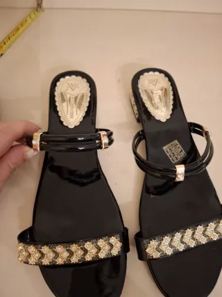 Sandali donna neri con dettagli oro